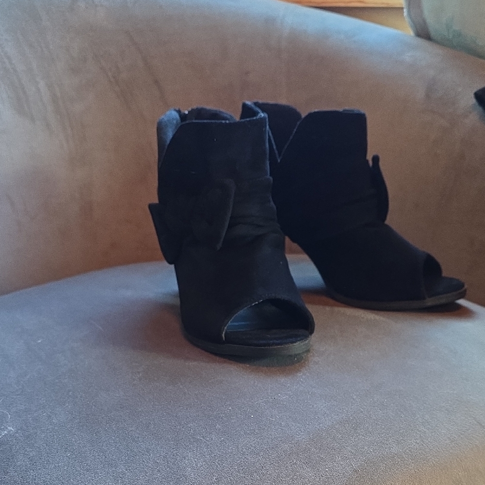 Suede  Black Women's Ankle Boots With Side Bows.